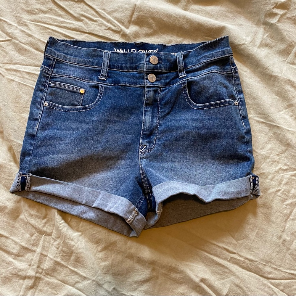 Wallflower sassy high rise stretch shorts 9